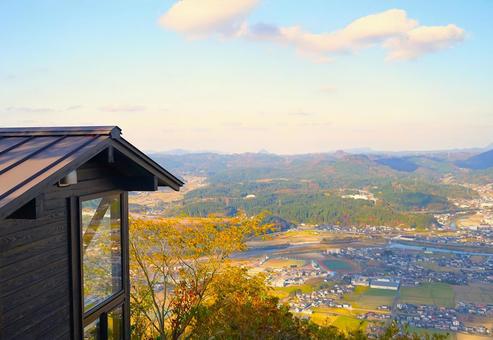 秋の山景③（屋根越し） 秋,山,旅行の写真素材