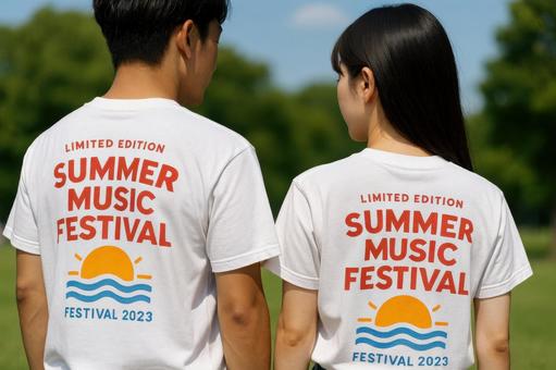 限定Tシャツの男女 限定Tシャツの男女の写真