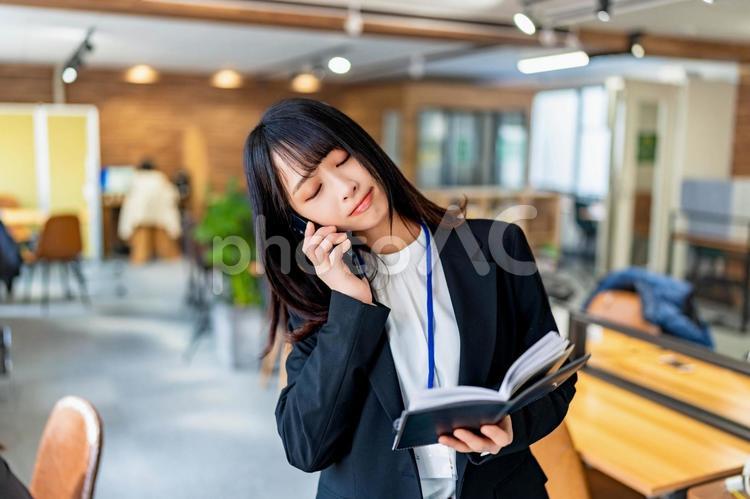 電話中に悩むビジネスウーマン 女性,ビジネス,ビジネスウーマンの写真素材