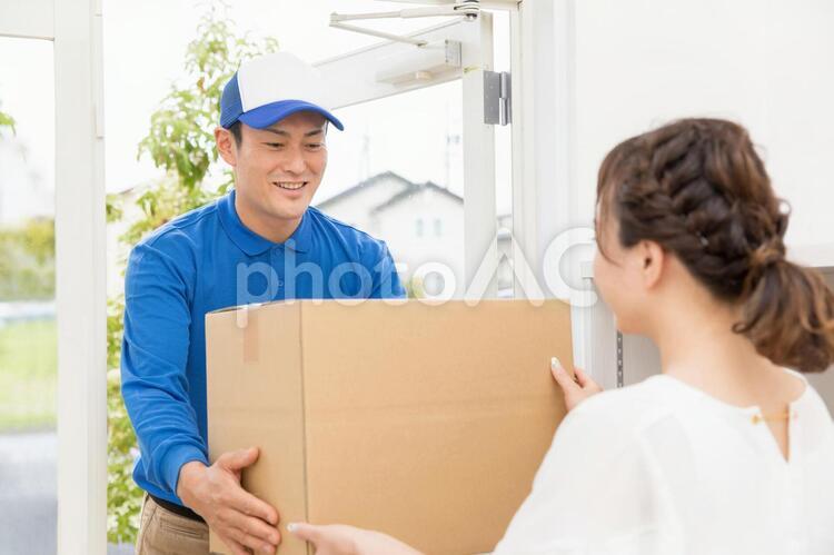 宅急便を届ける男性 宅急便,引越し,配達の写真素材