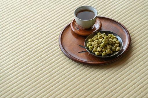 畳の上に抹茶ポップコーン 畳の上に抹茶ポップコーン 抹茶,ポップコーン,お菓子の写真素材