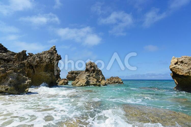 沖縄の青い海と大きな岩 沖縄,海,ビーチの写真素材
