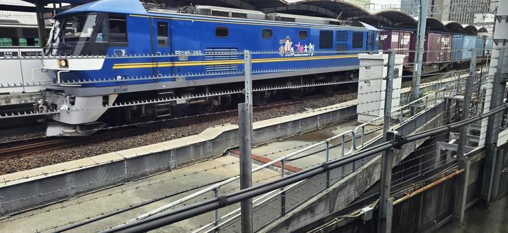 JR名古屋駅 EF210形電気機関車 jr名古屋駅,黄桃,ef210形電気機関車の写真素材