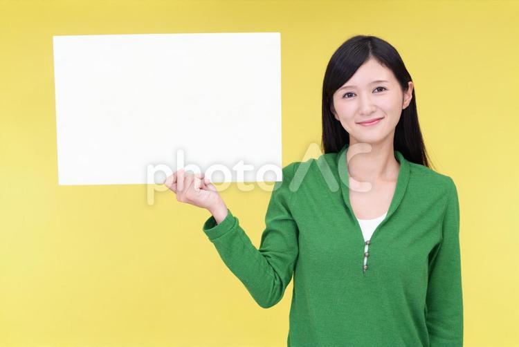 ホワイトボードを持つ笑顔の女性 女性,女,ホワイトボードの写真素材