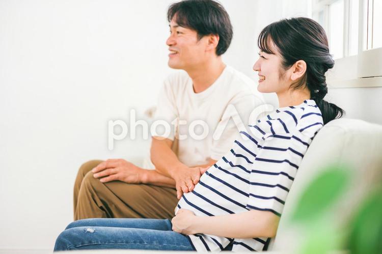 妊婦のお腹を触る男性（家族・パパ） 妊娠,妊婦,夫婦の写真素材