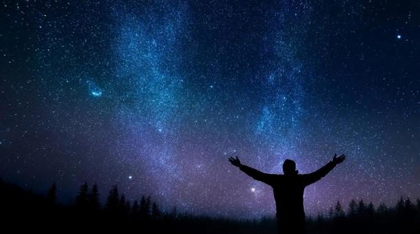 星空・宇宙に感謝を捧げる人のシルエット 星空・宇宙に感謝を捧げる人のシルエットの写真