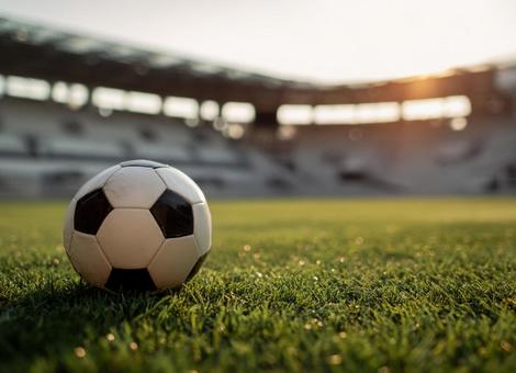 サッカーボールとスタジアムの写真