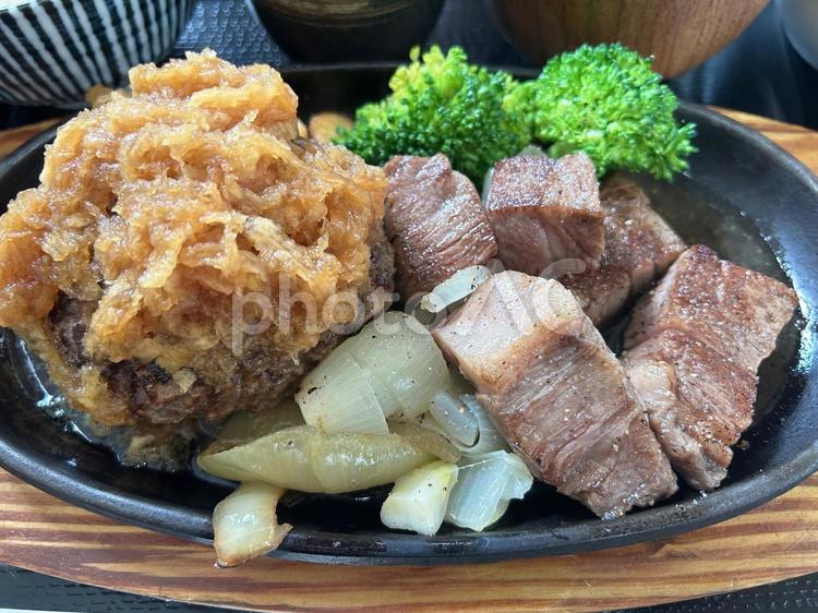 サイコロステーキとハンバーグ 昼ごはん,昼食,お昼ご飯の写真素材