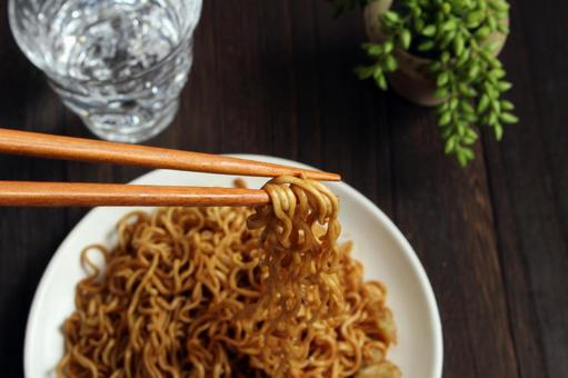 箸で持つ焼きそば麺 箸で持つ焼きそば麺 焼きそば,麺,箸の写真素材