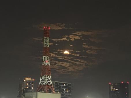 雲に隠れる満月 雲に隠れる満月の写真