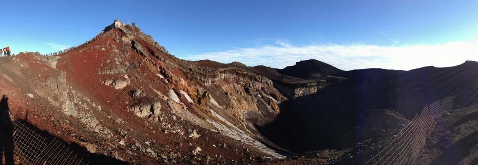 富士山頂、火口を巡る旅人たち 富士山頂、火口を巡る旅人たち mount,fuji,craterの写真素材