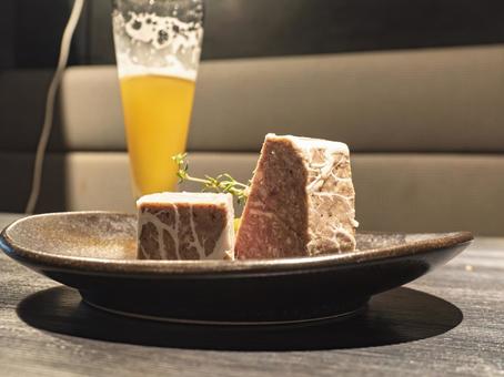 泡の余韻と夜の前菜の写真