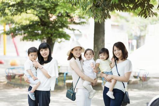 ママ友　母親　育児　 ママ友,公園,男性の写真素材