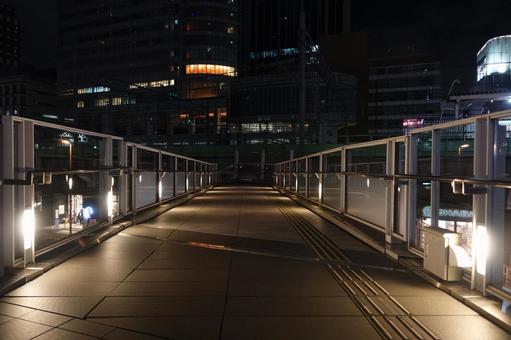 夜の秋葉原駅 秋葉原駅,秋葉原,駅の写真素材