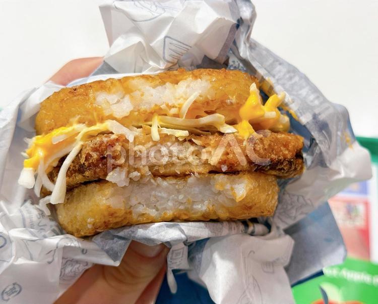 一口かじった焼きおにぎり 焼きおにぎり,醤油,バターの写真素材