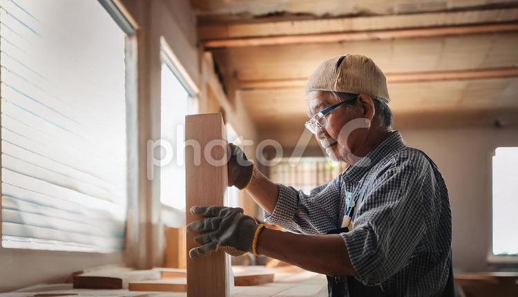 建設現場で働くシニア男性 木造,建築,建設の写真素材