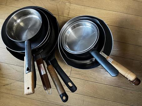 実家の断捨離 断捨離,実家,フライパンの写真素材