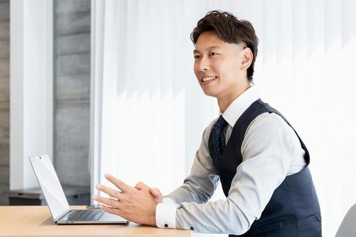 笑顔で対話をする男性ビジネスマン 笑顔で対話をする男性ビジネスマン 男性,笑顔,対話の写真素材