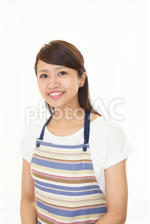 エプロンを着た笑顔の女性 女性,女,主婦の写真素材