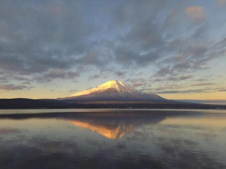 紅富士と逆さ富士(山中湖) 紅富士,逆さ富士,富士山の写真素材