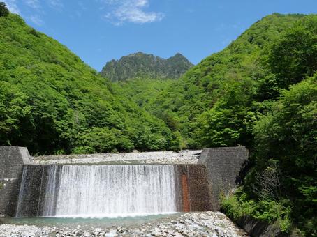 西沢渓谷から望む鶏冠山の山容 西沢渓谷から望む鶏冠山の山容の写真