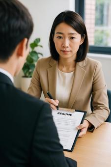 面接で履歴書確認中の写真