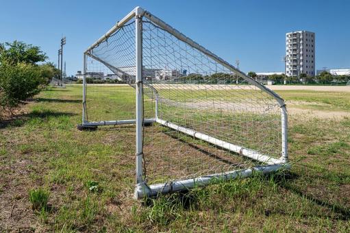 倒れてるサッカーゴールのイメージ2 倒れてるサッカーゴールのイメージ2 学校,校庭,グランドの写真素材