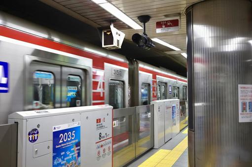 発車直後の車両 地下鉄,走行中,御堂筋線の写真素材