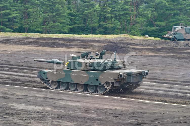 訓練展示を行う陸上自衛隊の90式戦車 自衛隊,陸上自衛隊,ミリタリーの写真素材
