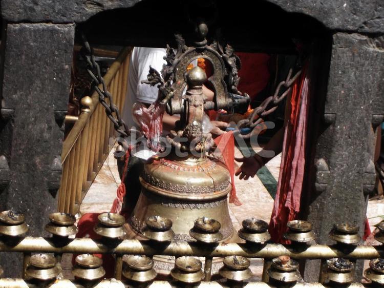ネパール・カトマンズ、ヒンドゥー教の祈りの鐘、2013年 ネパール,アジア,祈りの写真素材