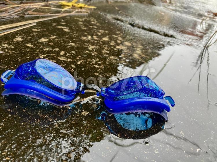 雨に打たれるひもの付いてないゴーグル ゴーグル,水中メガネ,スイムゴーグルの写真素材