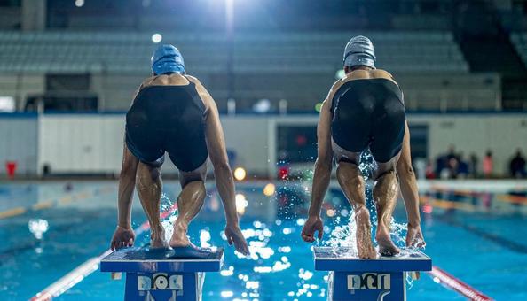 ライバル スタートに着く水泳選手達 ライバル スタートに着く水泳選手達の写真