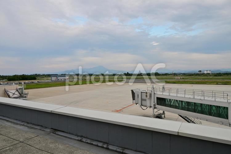 米子空港展望デッキから滑走路を眺める 米子空港,滑走路,米子の写真素材