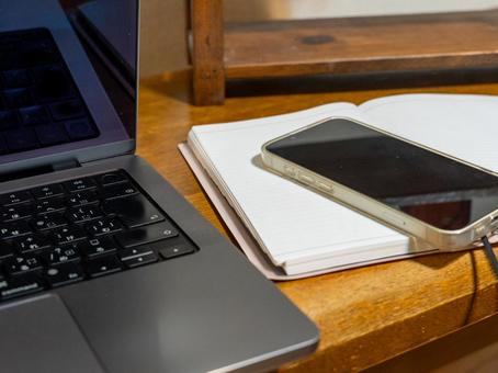 パソコンとノートと携帯電話 パソコン,ノート,携帯電話の写真素材