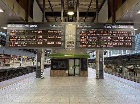 東京駅2025:東北新幹線ホームの時刻表 東京駅2025:東北新幹線ホームの時刻表 東京,駅,東北の写真素材