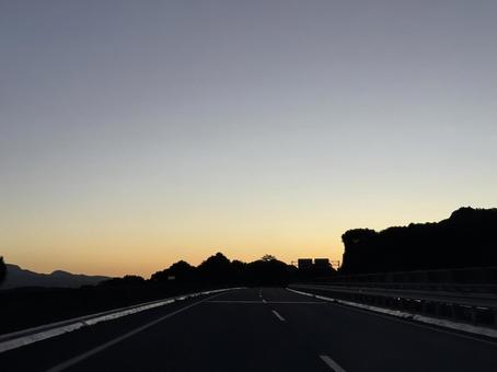 夜明けの高速道路２ 道路,ドライブ,空の写真素材