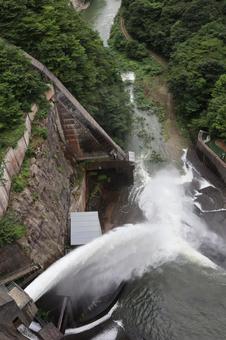ダムの放水 ダムの放水の写真