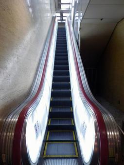 新橋駅前ビルの全照明型エスカレーター エスカレーター,東京,港区の写真素材