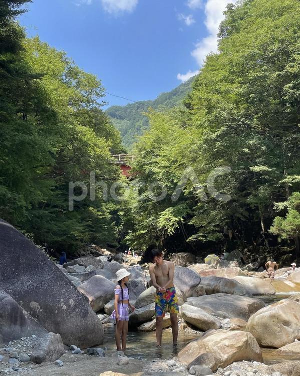 川遊び 川遊び,風景,岩の写真素材