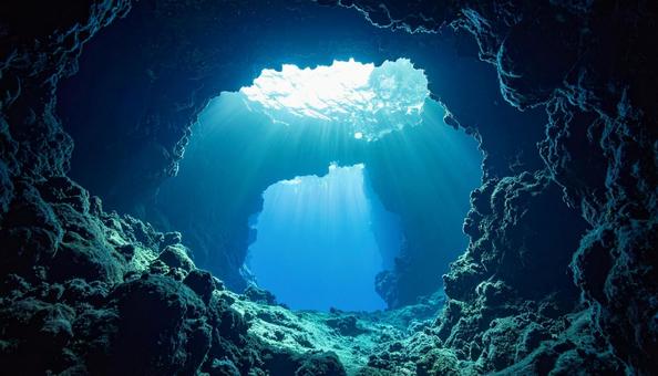 海底洞窟から見上げる光 海底洞窟から見上げる光の写真