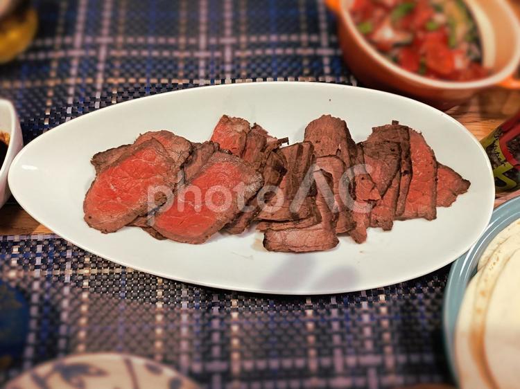 豪華！自家製ローストビーフプレート ローストビーフ,牛肉,肉料理の写真素材