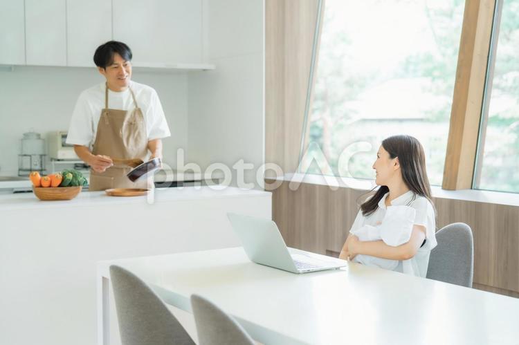 出産後に仕事する女性と家事をする男性 赤ちゃん,出産,リモートワークの写真素材