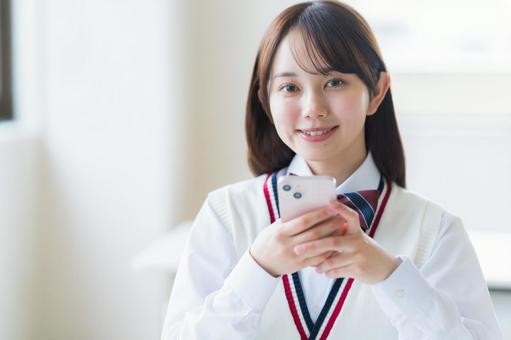 教室で勉強する学生 教室で勉強する学生の写真