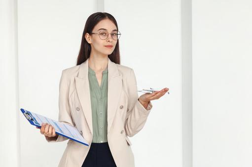 飛行機の模型を手のひらに持つ女性スタッフ 事務職,接客業,アドバイザーの写真素材