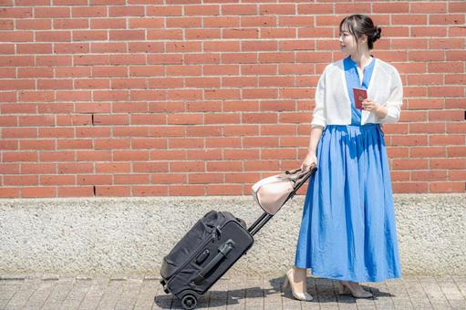 移動する旅行者 女性,若い女性,旅の写真素材