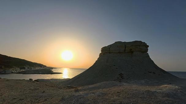 マルタの夕日と謎の岩 夕日,空,海の写真素材
