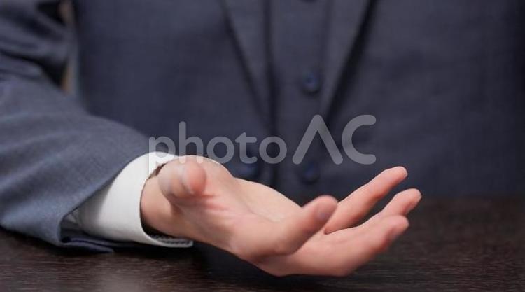 手のひらを広げるビジネスマンの手元 手のひら,広げる,手元の写真素材