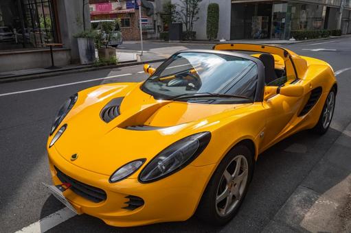 街角に停めた黄色いオープンスポーツカー 街角に停めた黄色いオープンスポーツカー スポーツカー,オープンカー,クルマの写真素材