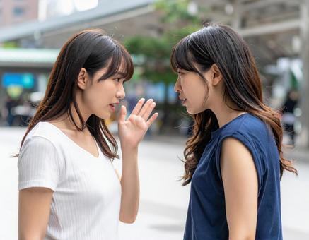 街中で口論している2人の女性 街中で口論している2人の女性の写真