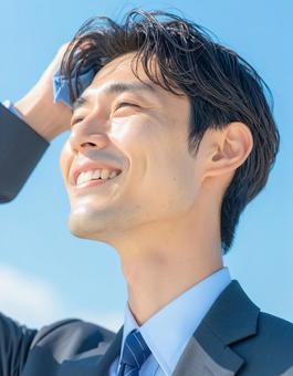 汗をふく男性ビジネスマン 汗をふく男性ビジネスマンの写真